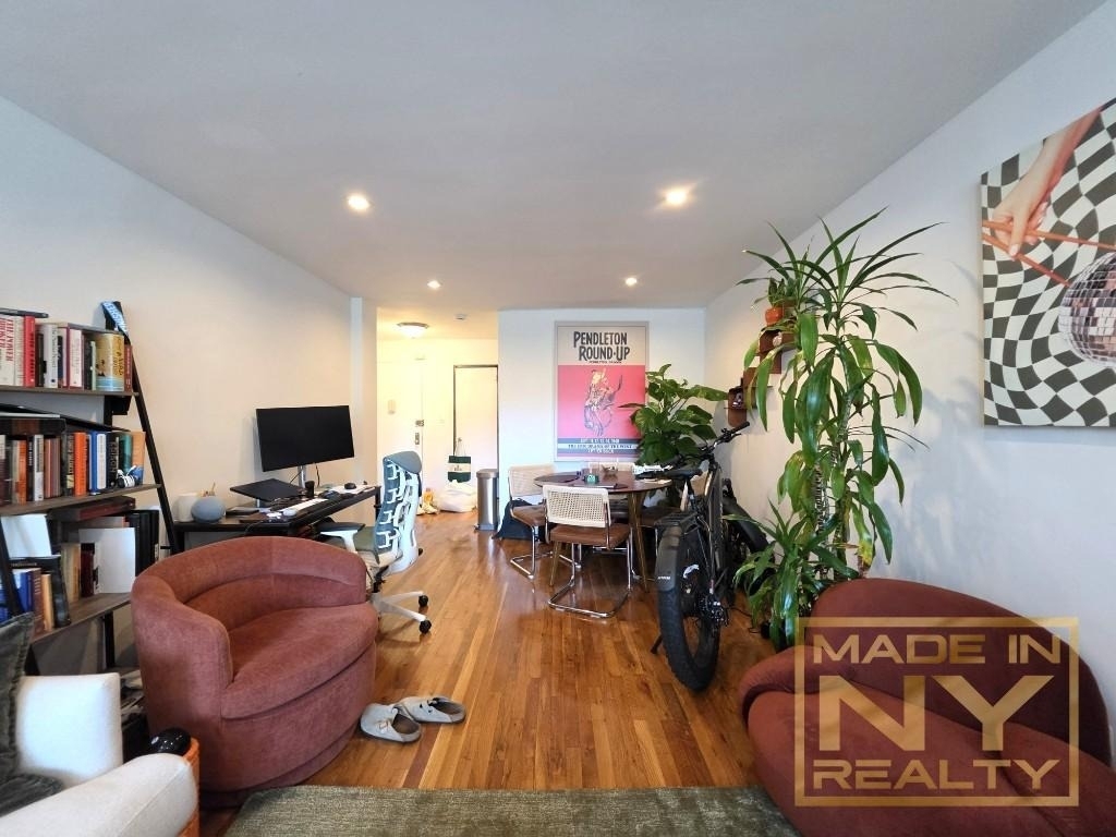 320 W 30th Street - Photo 3