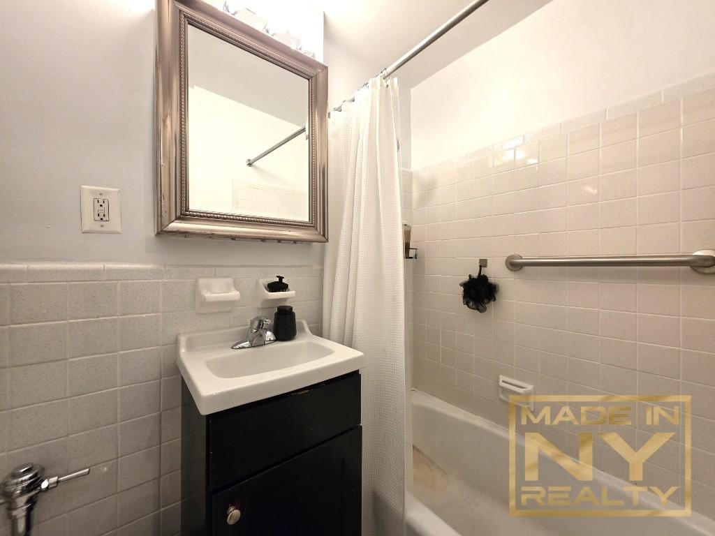 320 W 30th Street - Photo 4