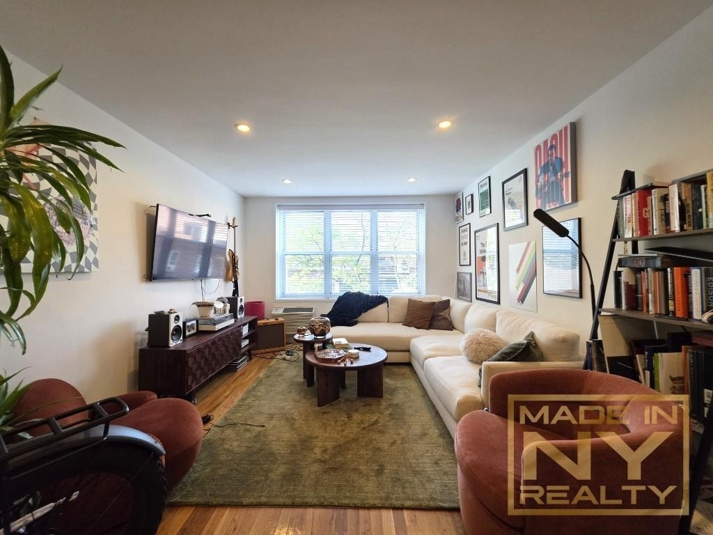 320 W 30th Street - Photo 2