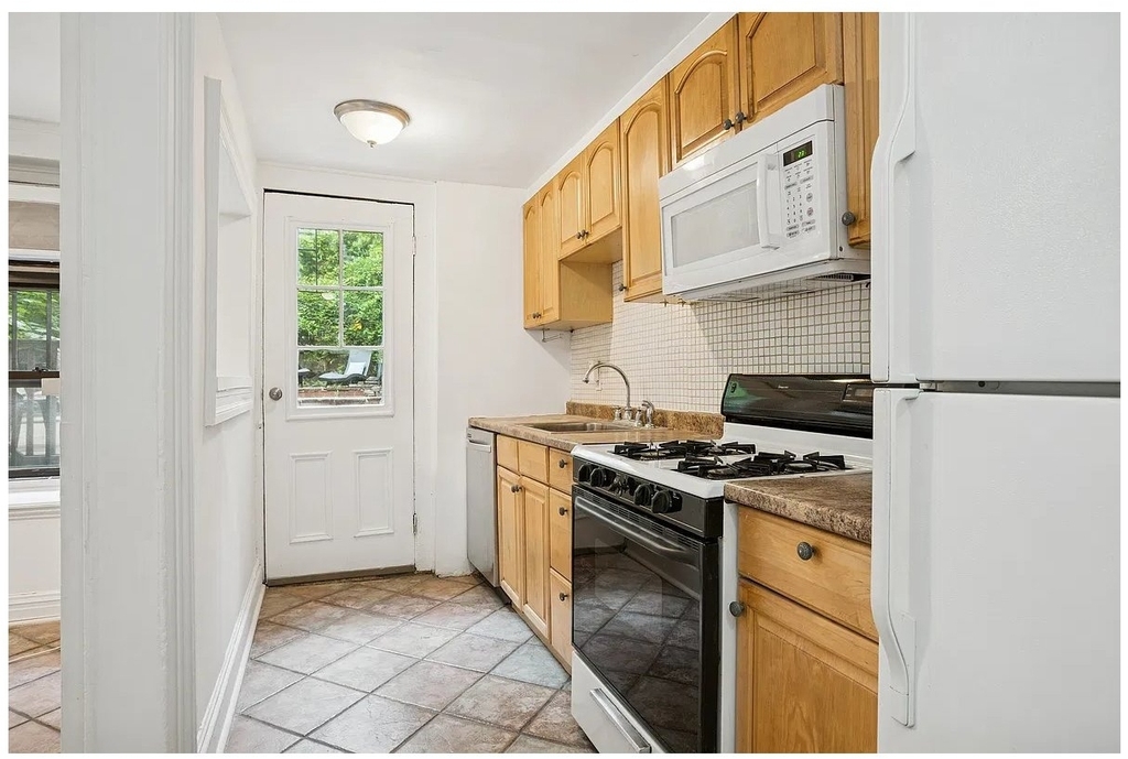 417 W 46th Street - Photo 1