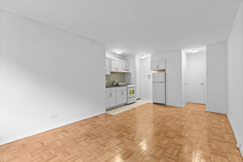 110 E 36th Street - Photo 4