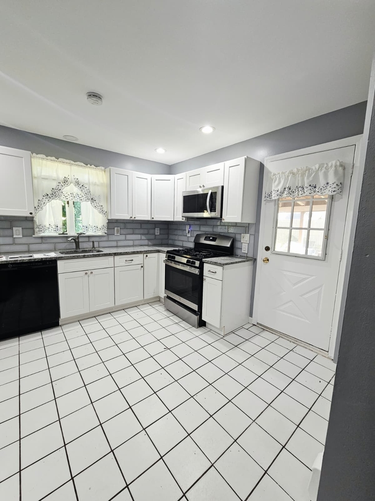  1 Bedroom Apartment for Rent | Mastic Beach, NY - Photo 2