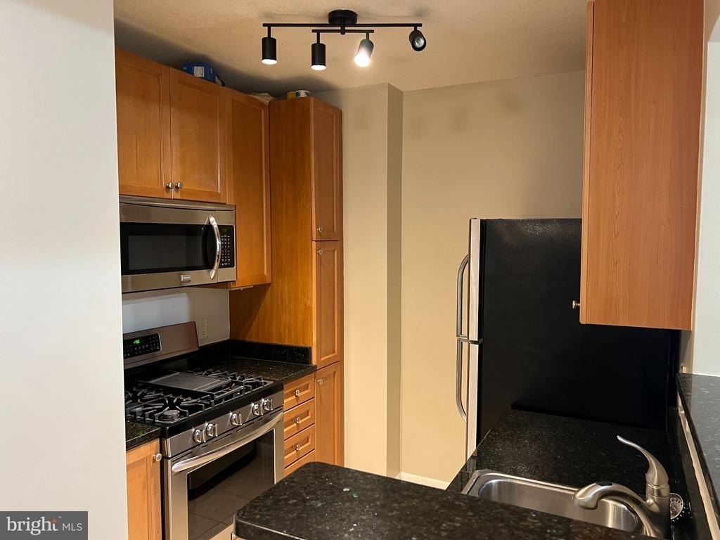 851 N Glebe Road - Photo 7