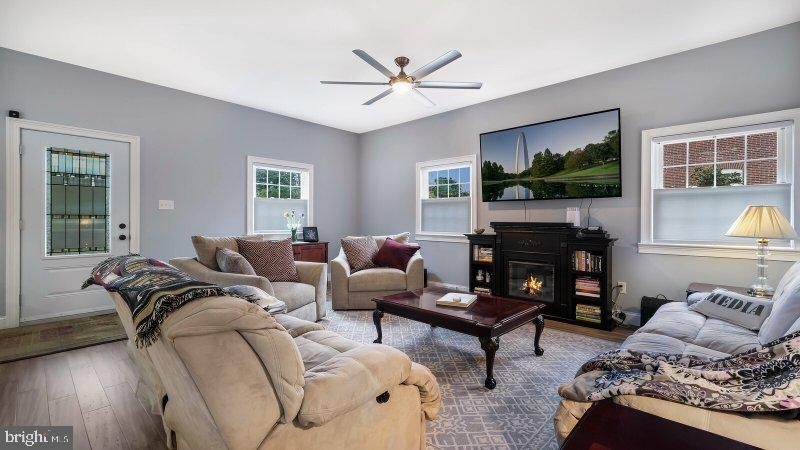 321 E Jefferson Street - Photo 3