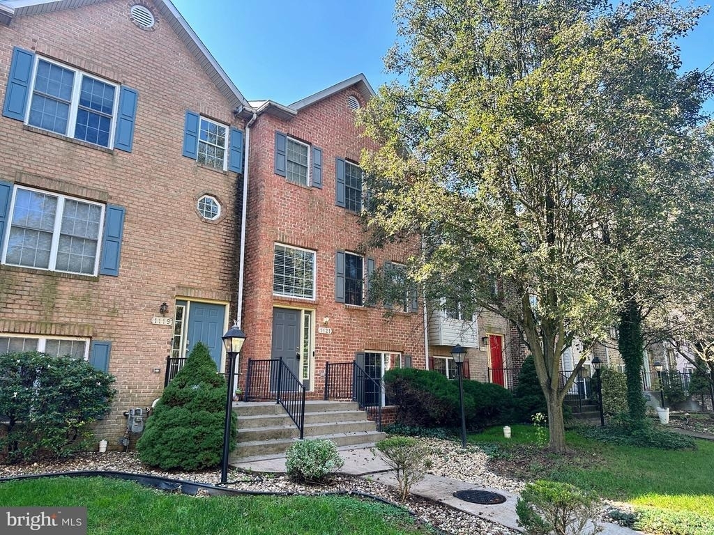 1121 Lindsay Lane - Photo 0