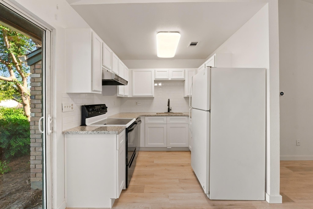 1015 E Yager Ln - Photo 7