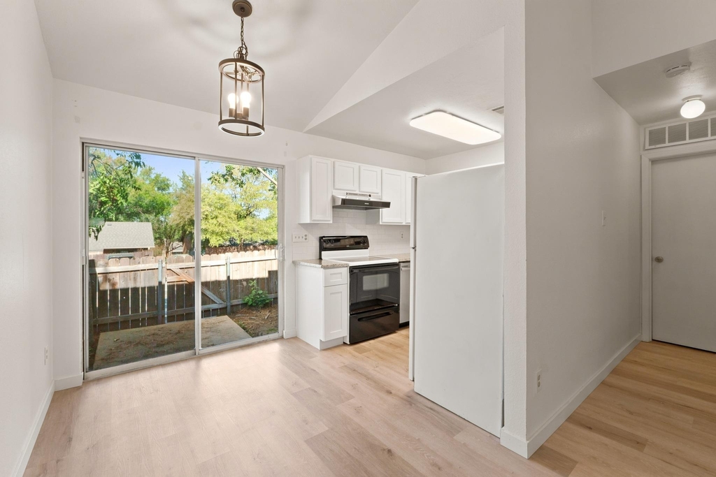 1015 E Yager Ln - Photo 6