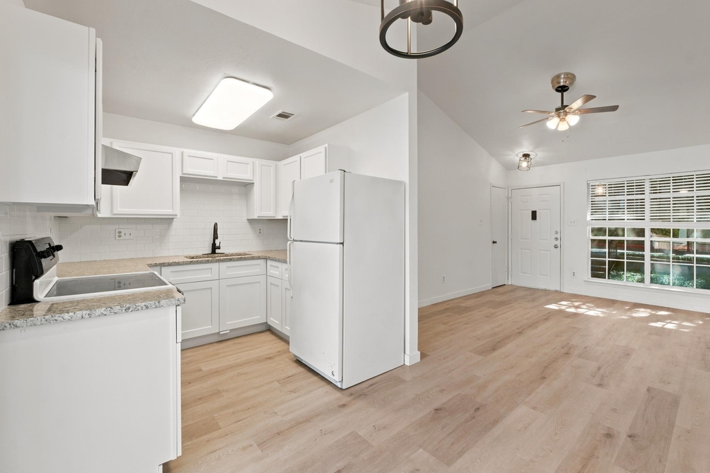 1015 E Yager Ln - Photo 8