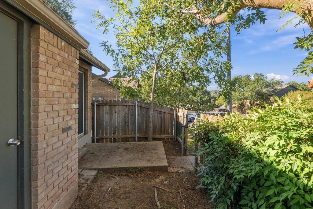 1015 E Yager Ln - Photo 17