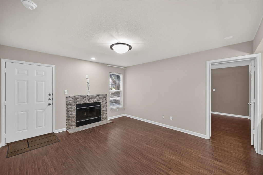 7685 Northcross Dr - Photo 3