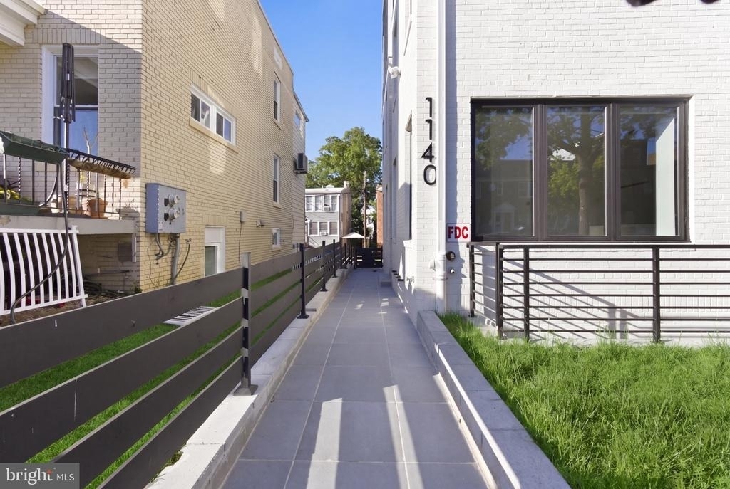 1140 Oates Street Ne - Photo 3