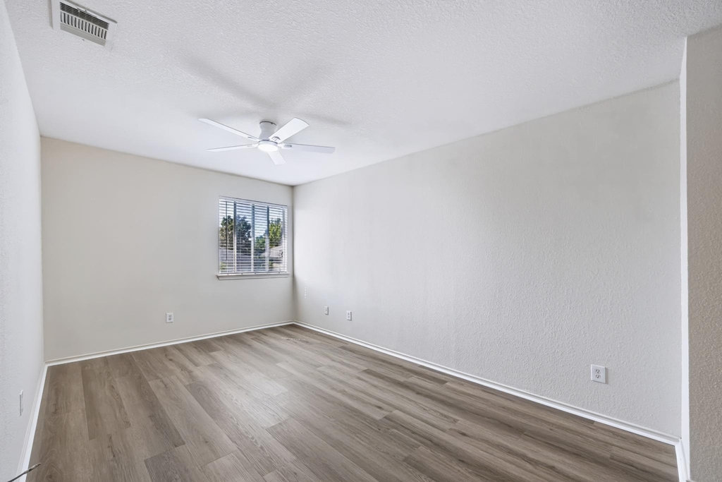 1017 Coronation Way - Photo 17