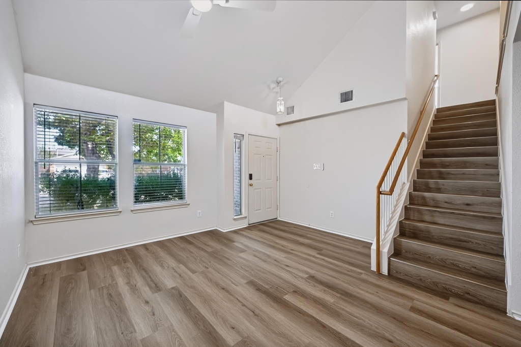 1017 Coronation Way - Photo 5
