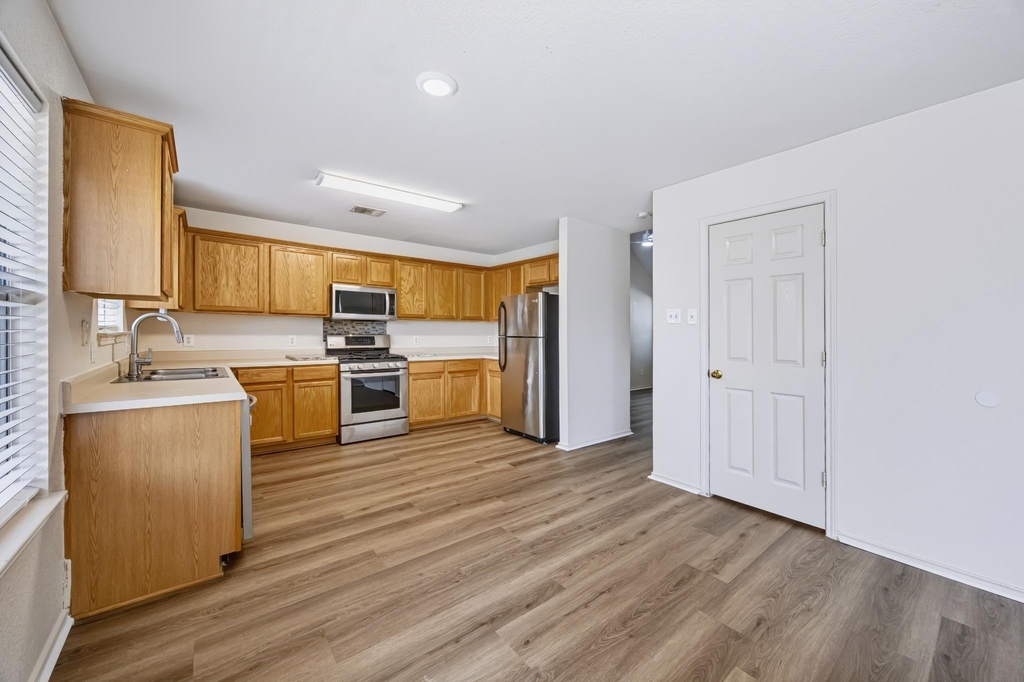 1017 Coronation Way - Photo 11