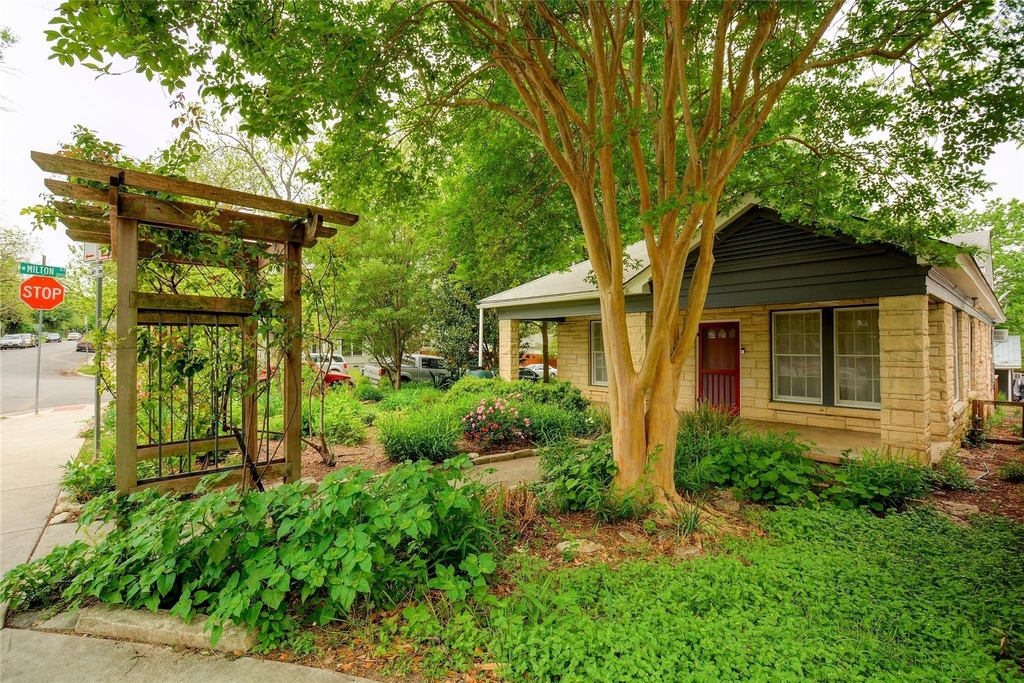 1610 Eva St - Photo 1