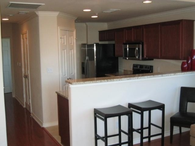 305 E 31st St - Photo 3