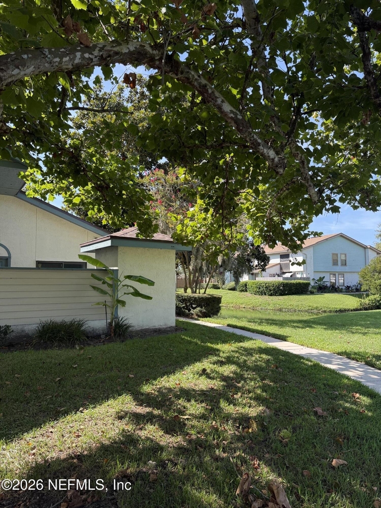 1702 Challenger Court W - Photo 2