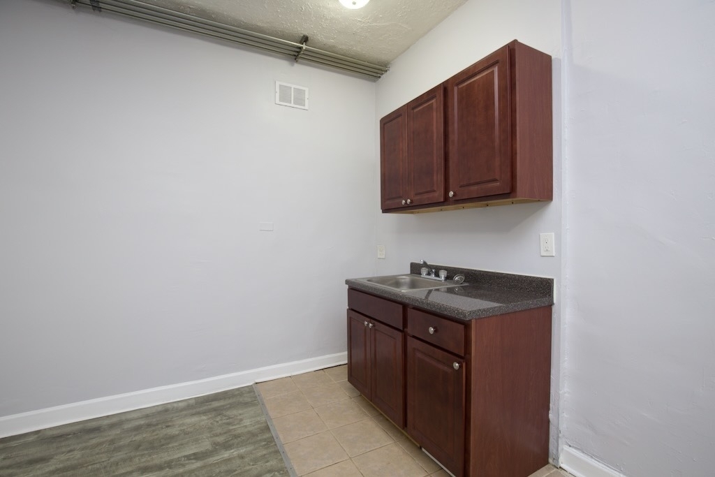 4735 N Beacon Street - Photo 2