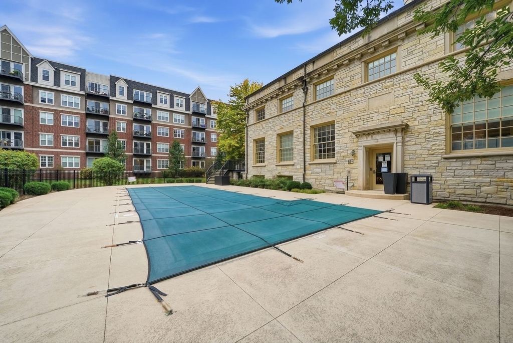 255 E Liberty Drive - Photo 9