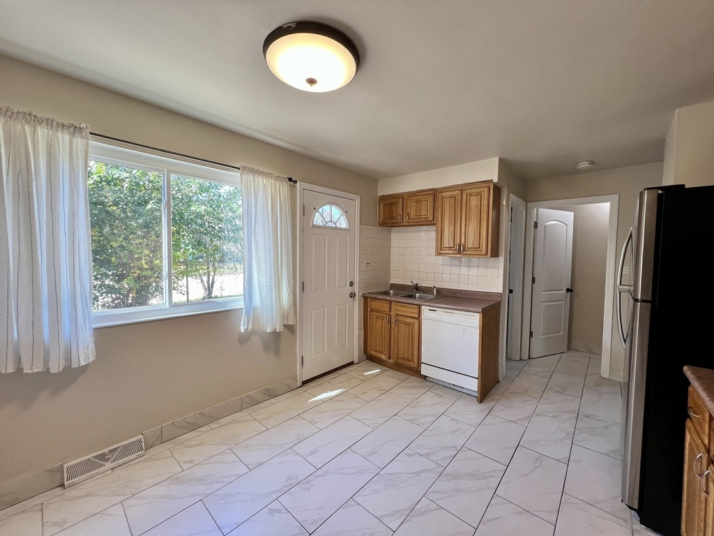 5025 Suffield Court - Photo 5