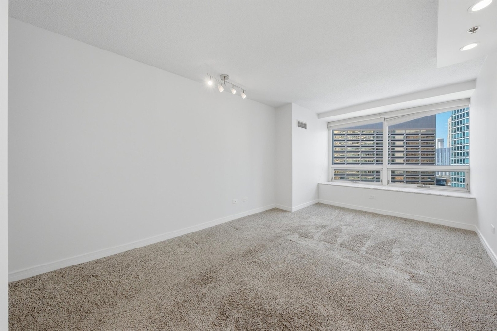 512 N Mcclurg Court - Photo 11