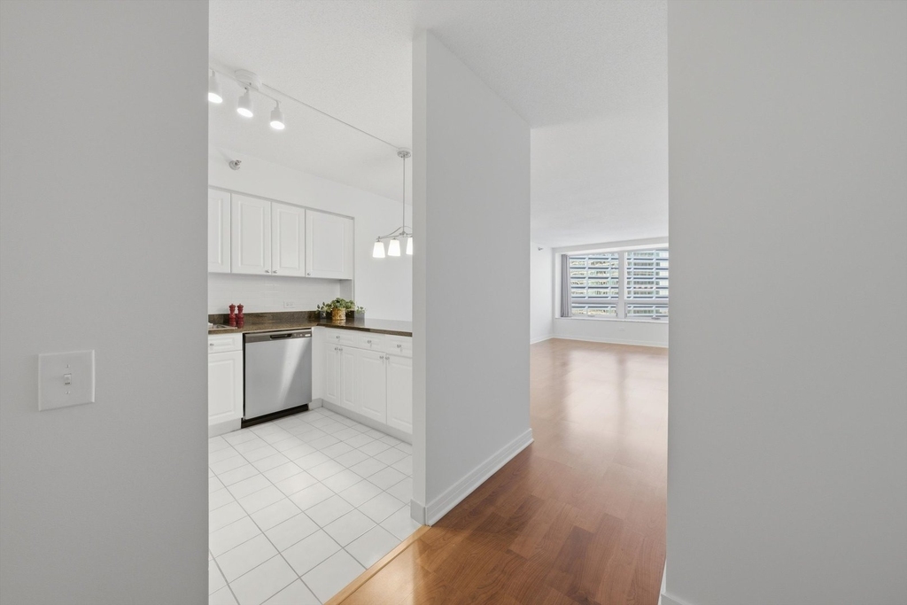 512 N Mcclurg Court - Photo 2
