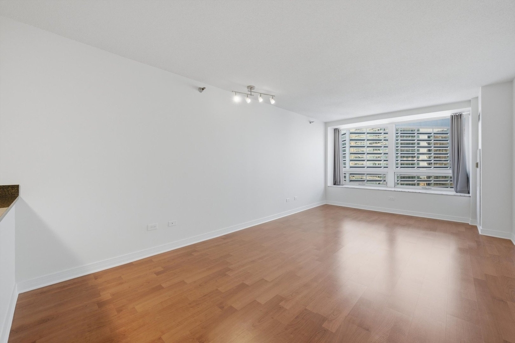 512 N Mcclurg Court - Photo 3