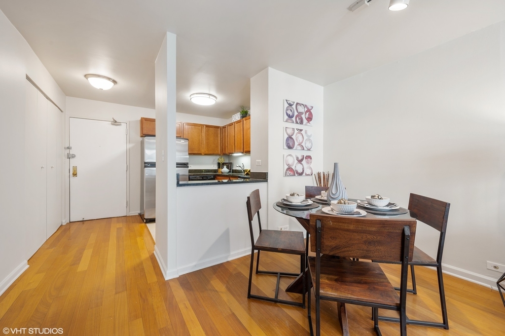 222 E Pearson Street - Photo 3