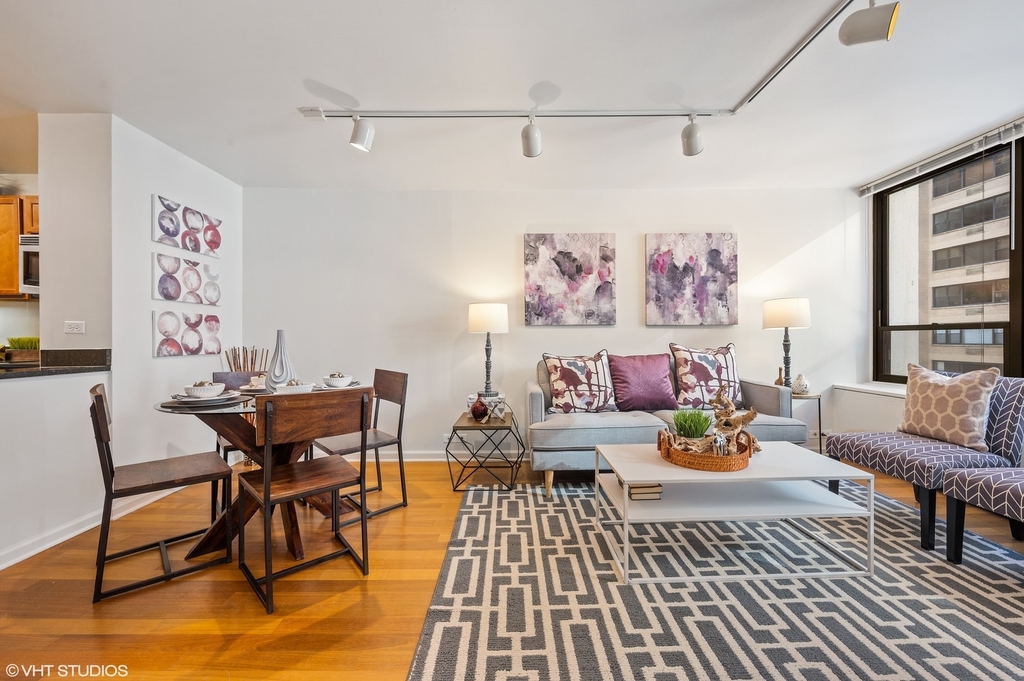 222 E Pearson Street - Photo 2