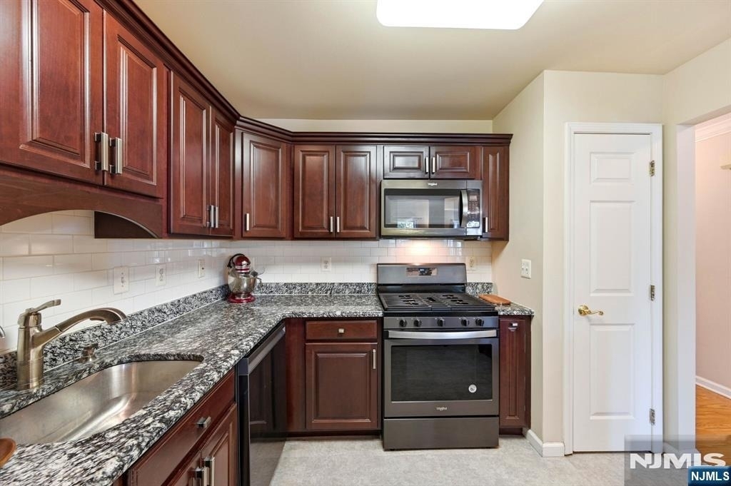 347 Winthrop - Photo 13