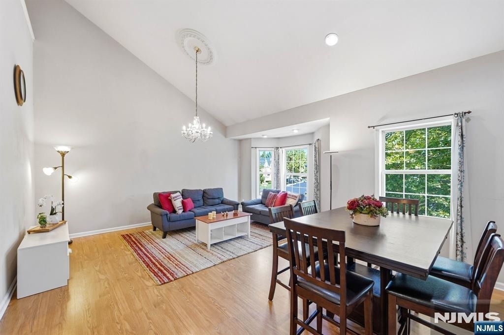 347 Winthrop - Photo 4