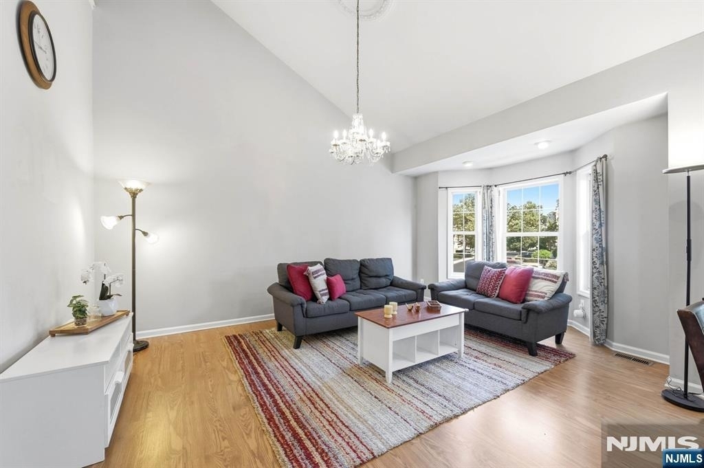 347 Winthrop - Photo 5