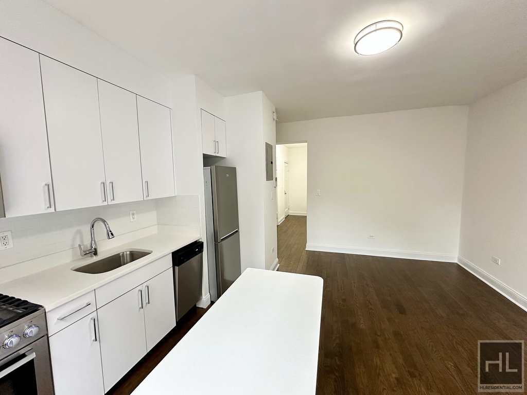 West 12 Street - Photo 3
