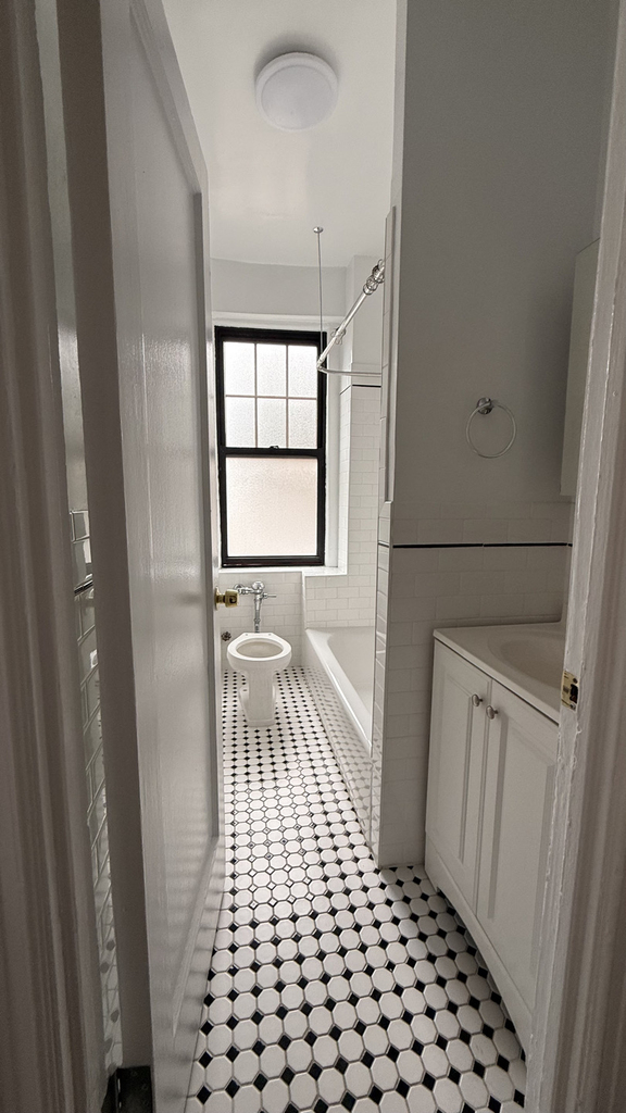 West 11th Street - Photo 4