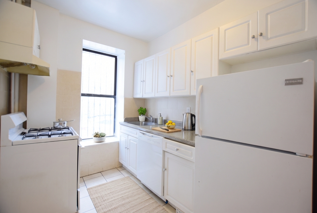 631 Edgecombe Avenue - Photo 5