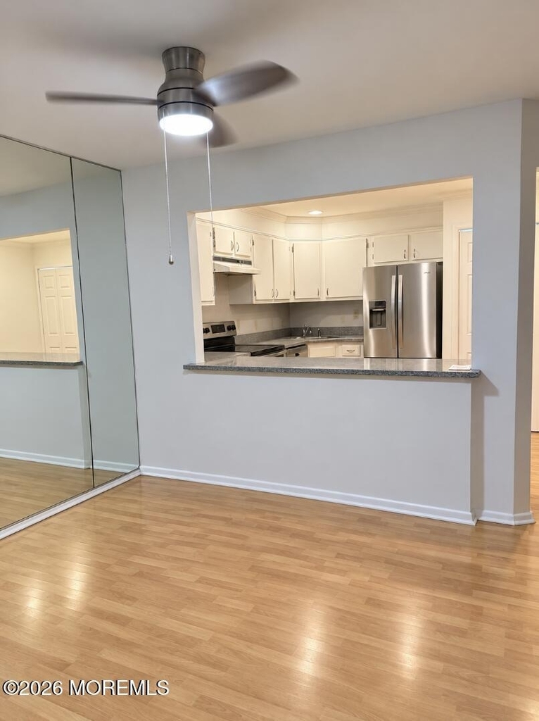 121 Lexington Court - Photo 2