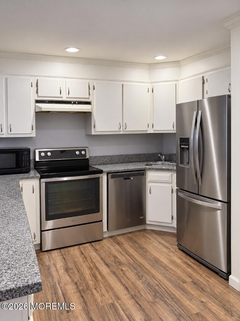 121 Lexington Court - Photo 3