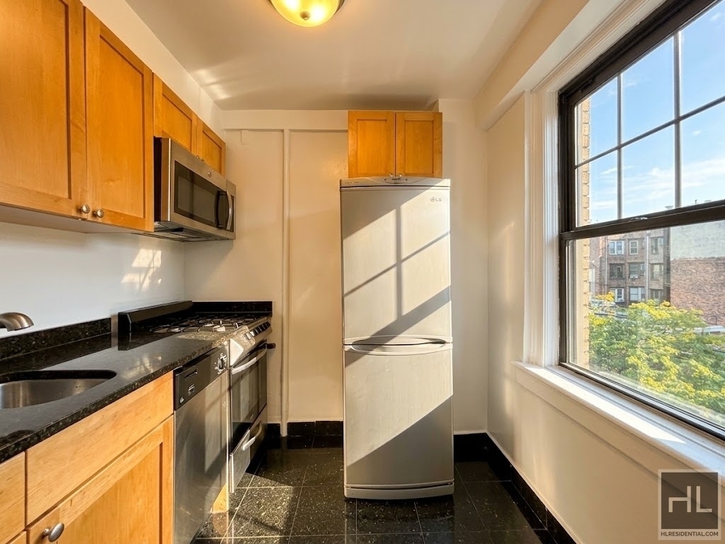 Christopher St - Photo 1