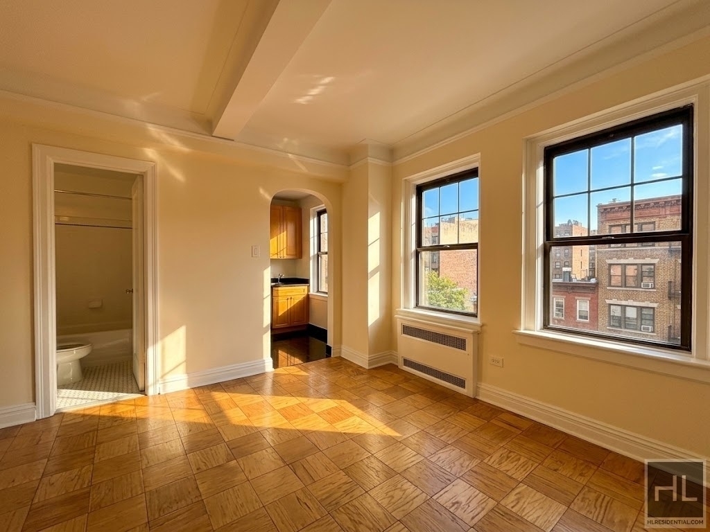 Christopher St - Photo 0