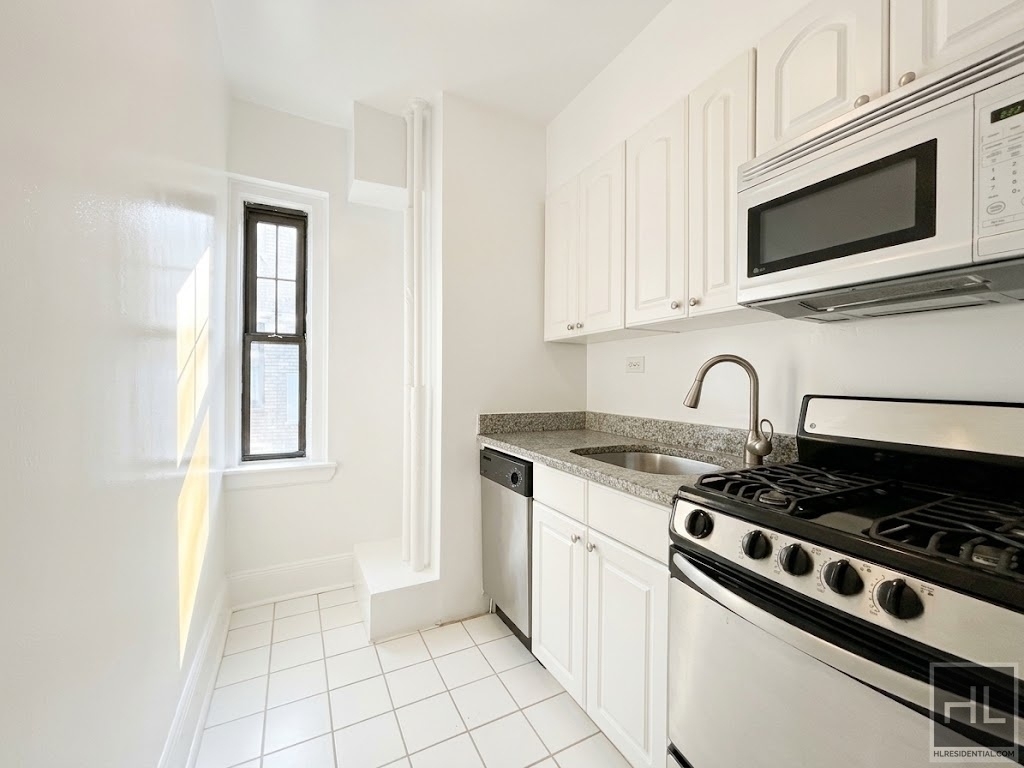 Christopher St - Photo 2