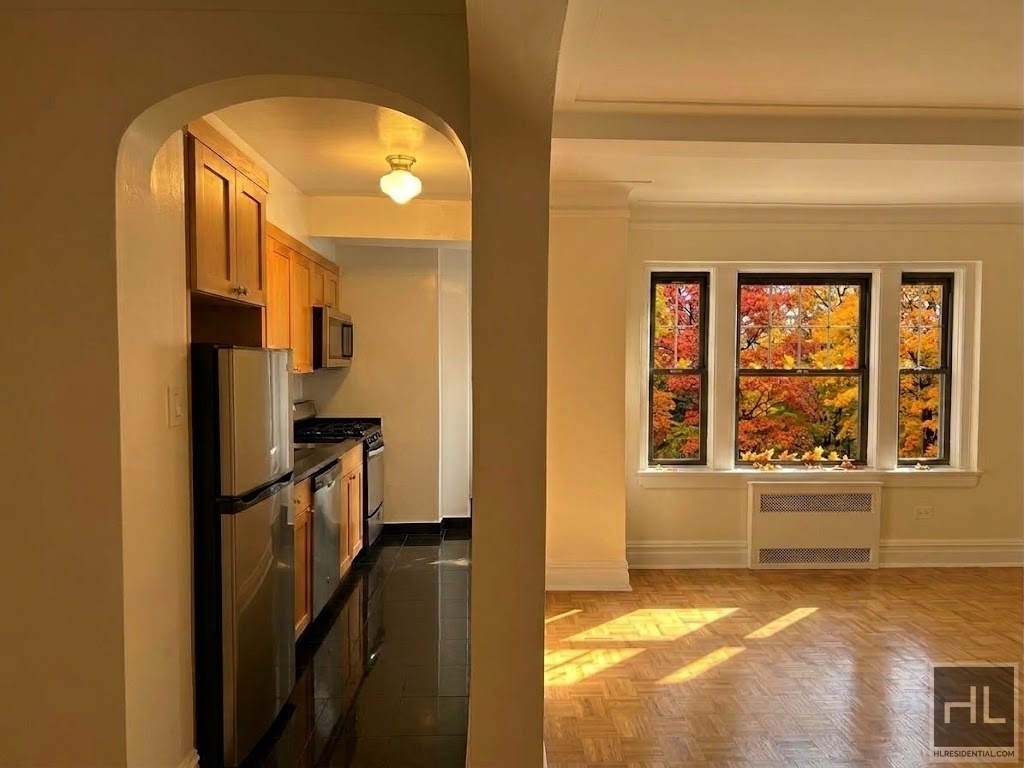 Christopher St - Photo 1