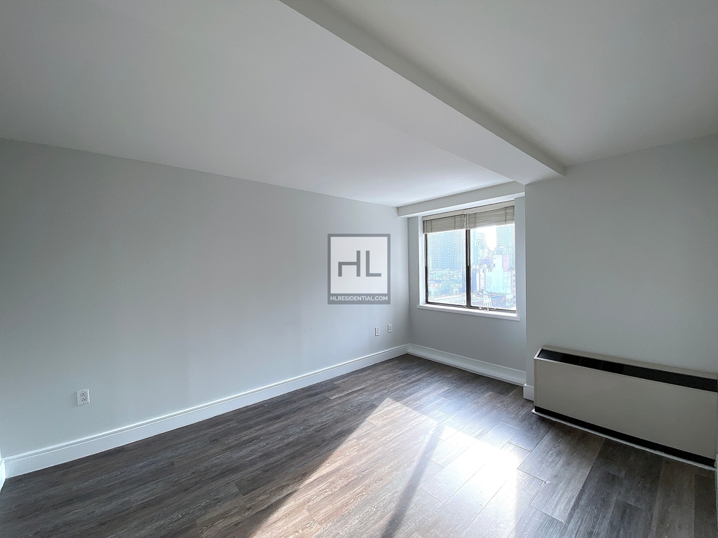 East 91st Street - Photo 3