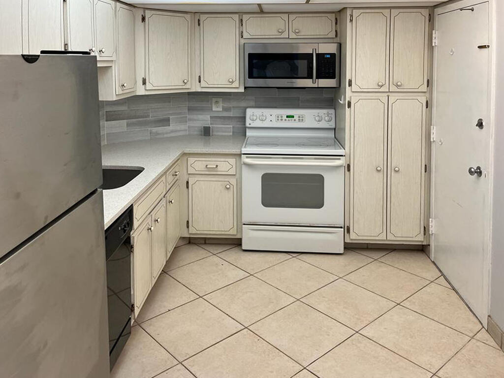 300 Bayview Drive - Photo 3