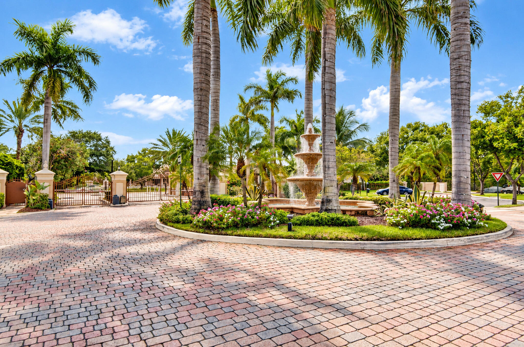 213 Villa Circle - Photo 1