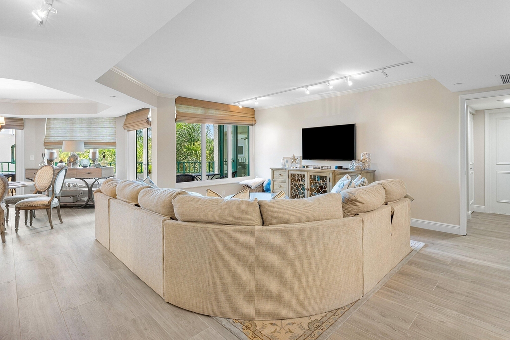 100 Se 5th Avenue - Photo 1
