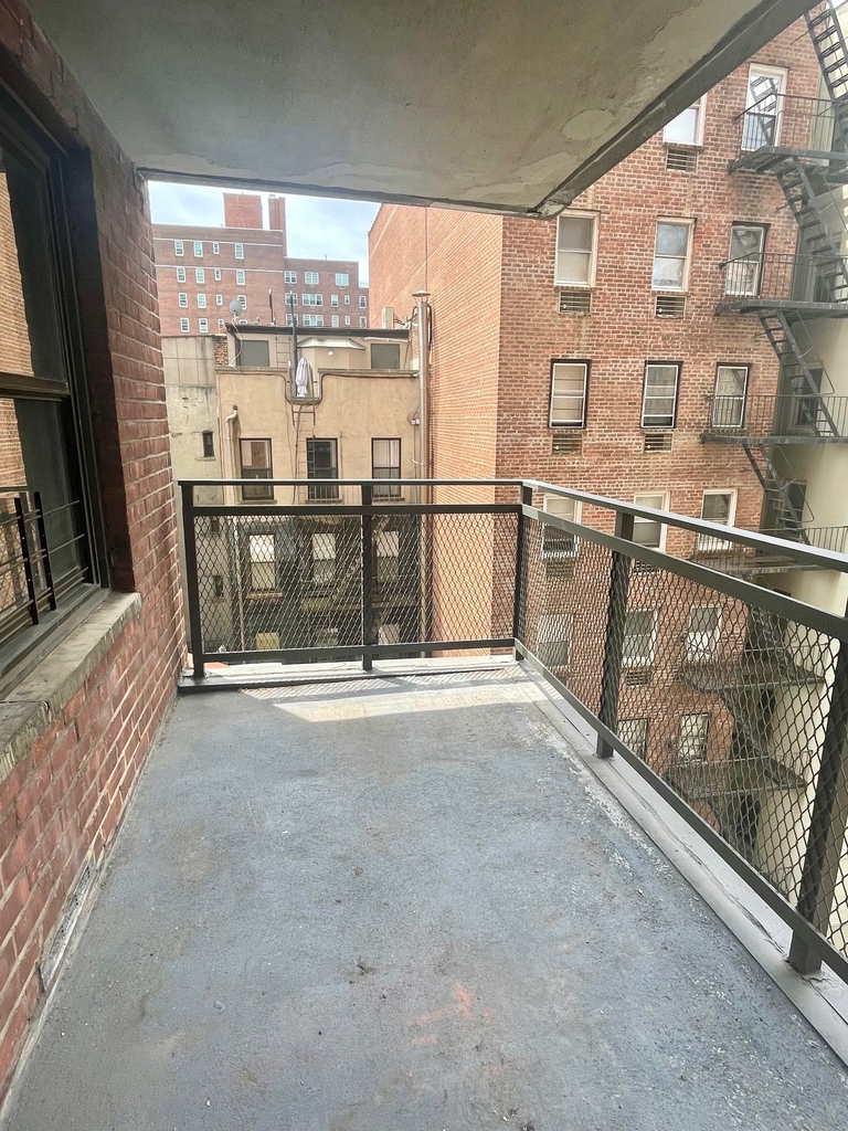 East 82nd St / 2nd Avenue - Photo 7