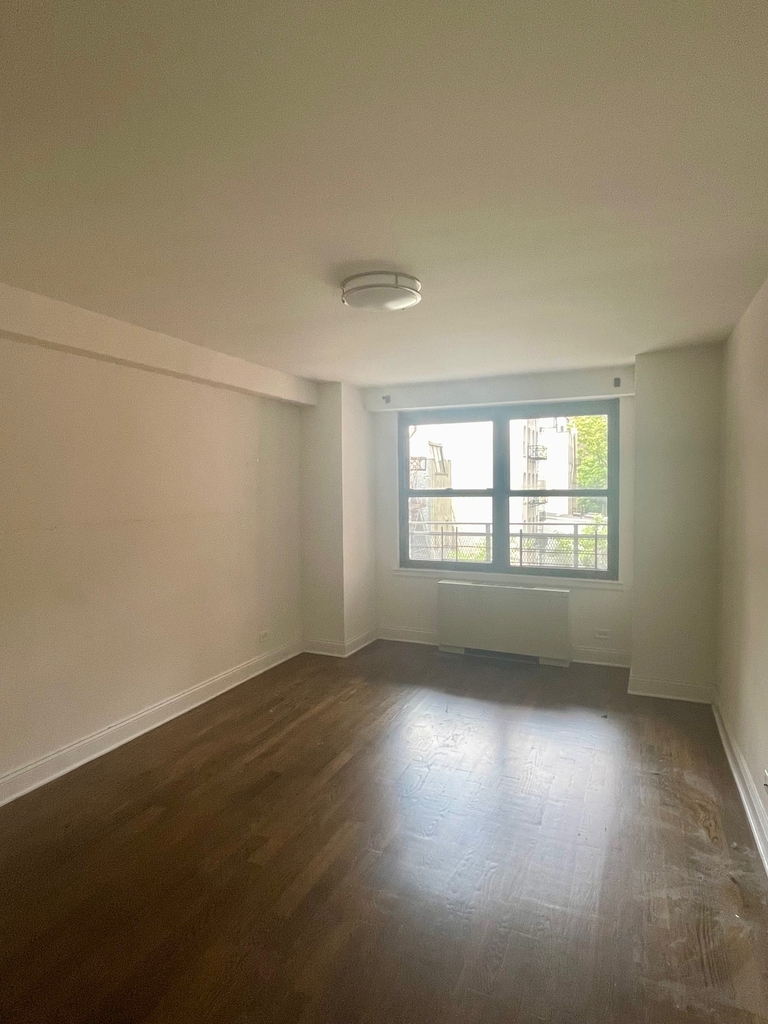 East 82nd St / 2nd Avenue - Photo 4