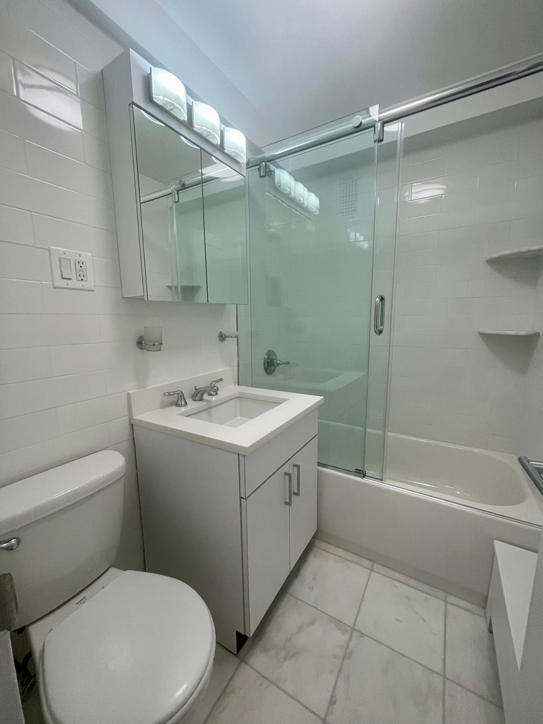 East 82nd St / 2nd Avenue - Photo 6