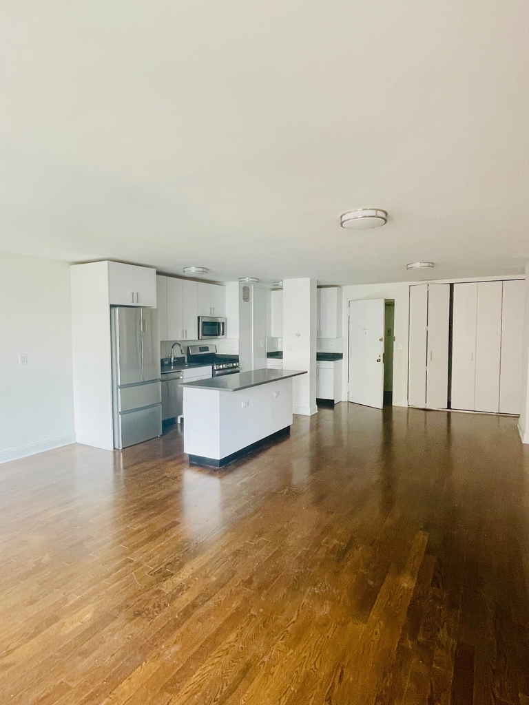 East 82nd St / 2nd Avenue - Photo 2