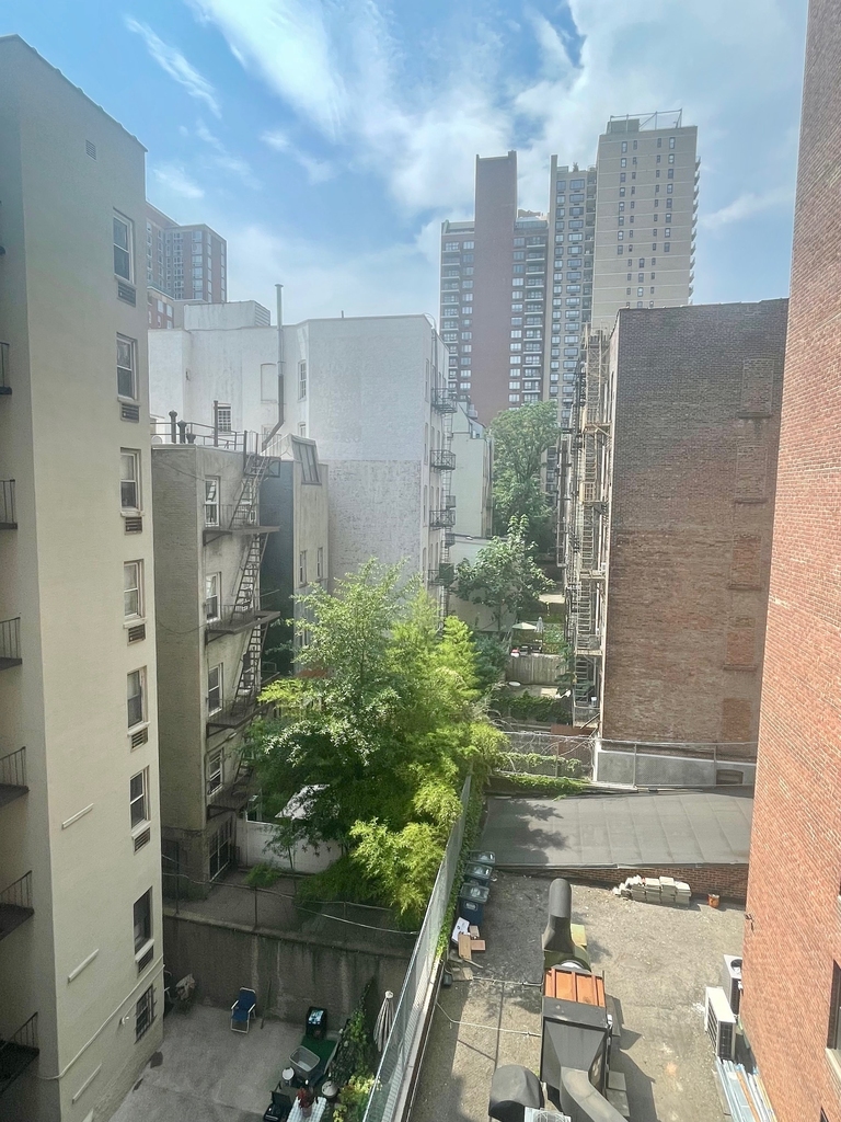 East 82nd St / 2nd Avenue - Photo 9